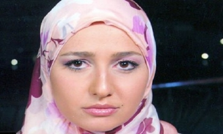 حلا شيحة تنشر صورة لابنتها هنا بالحجاب