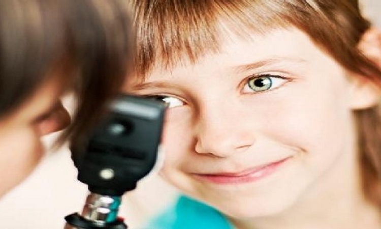 نصائح هامة للأمهات لتجنب إجهاد عين الأطفال أثناء الدراسة