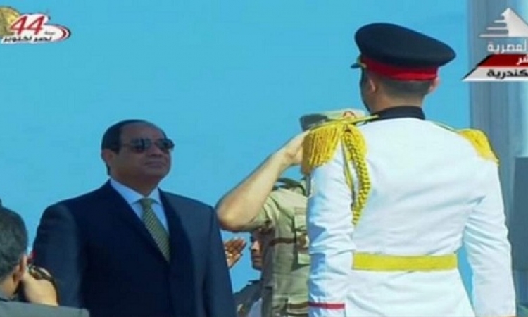 السيسى يرفع علم مصر على قاعدة الإسكندرية البحرية