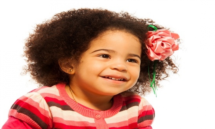استخدمى هذه الوصفات الطبيعية لتنعيم شعر ابنتك المجعد