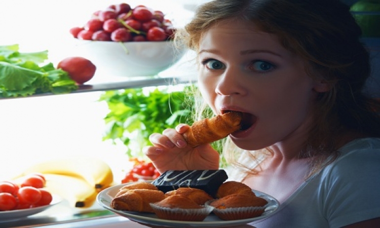 احذر.. تناول الطعام ليلا يرفع خطر الإصابة بأمراض القلب والسكر