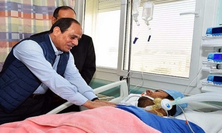 بالصور .. الرئيس السيسى يزور النقيب محمد الحايس ويؤكد : مصر لا تنسى ابناءها