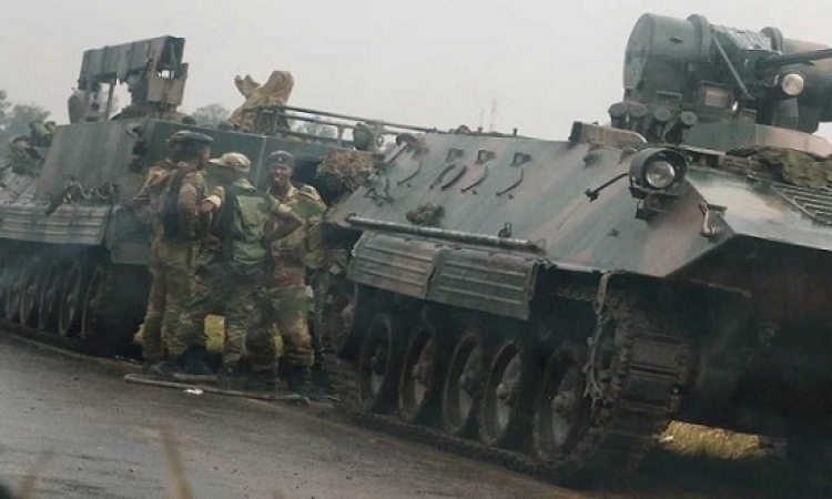 جيش زيمبابوى يسيطر على السلطة ويؤكد ان الرئيس موجابى بخير