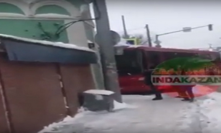 بالفيديو.. للمرة الثانية فى روسيا.. حافلة ركاب تقتحم مسجدا