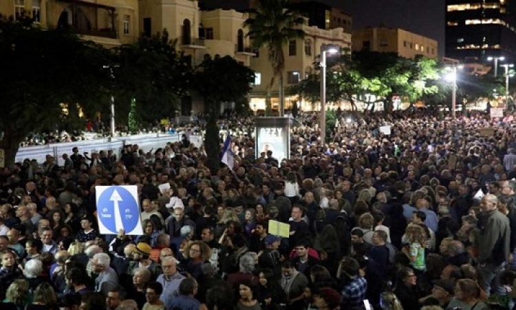 عشرات الآلاف من الاسرائيليين يشاركون فى مسيرة “العار” ضد نتنانياهو