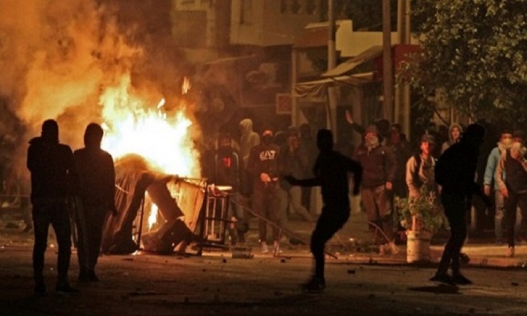 تجدد احتجاجات تونس بعد هدوء يومين .. والشرطة تستخدم الغاز لتفريق المتظاهرين