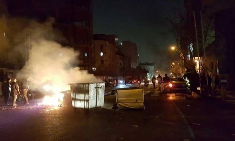 بالفيديو.. متظاهرون إيرانيون يقتلعون باب مبنى حاكم مدينة أراك