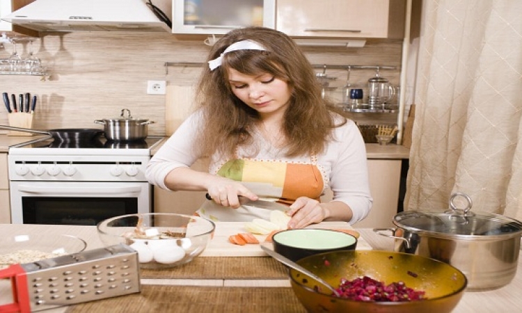 بالصور .. مهارات ثمينة تجعل عملك بالمطبخ أكثر سهولة