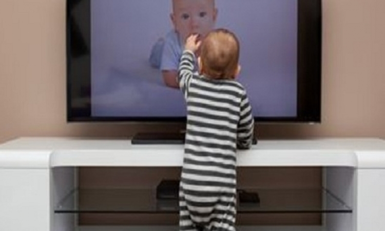 اعرفى ليه المفروض تمنعى طفلك من مشاهدة التلفزيون قبل بلوغه العامين؟
