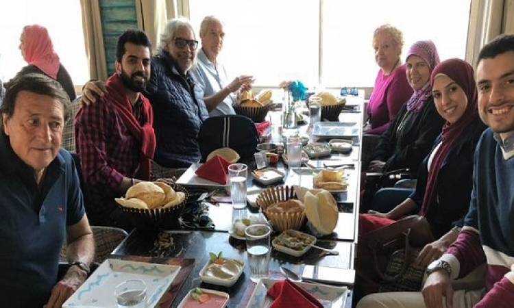 بالصور.. مانويل جوزيه وزوجته مع عائلة ناجى فى “عزومة غداء”