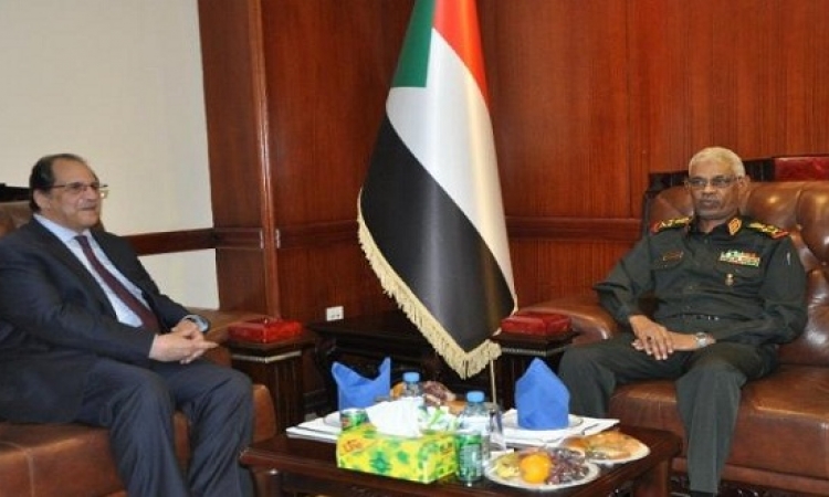 عباس كامل يؤكد أهمية التواصل الدائم مع السودان