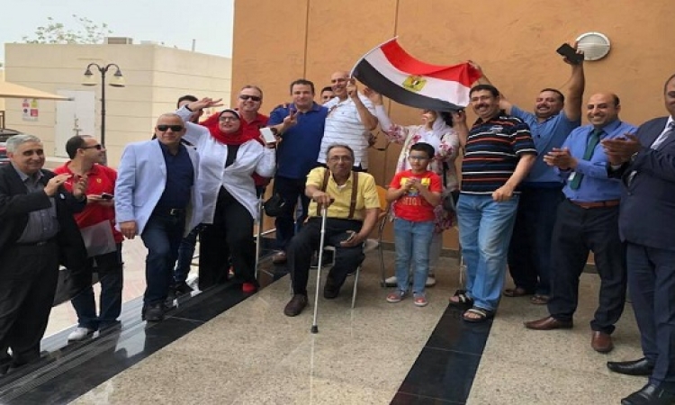 بالفيديو .. المصريون بقطر يرددون: “تحيا مصر”و”الجيش والشعب إيد واحدة”