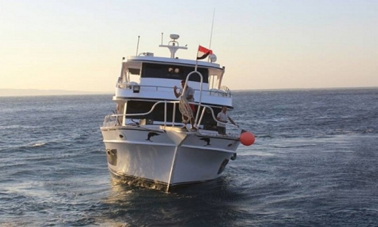 إنقاذ 12 مصريا من الغرق بعد تعطل مركبهم خلال رحلة بحرية جنوب الغردقة