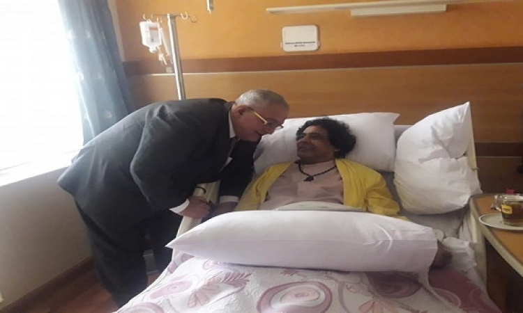 بالصور..الكينج محمد منير داخل غرفته بالمستشفى بعد إجرائه جراحة ناجحة