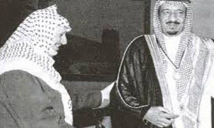قبل 30 عاما .. ياسر عرفات يقلد خادم الحرمين الشريفين قلادة القدس