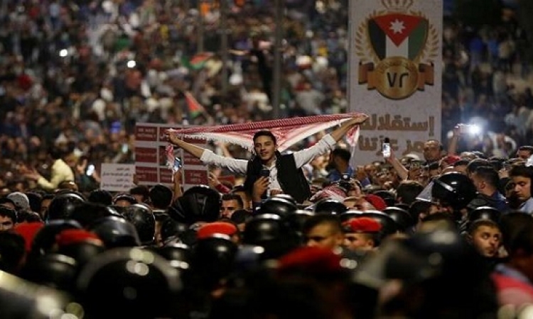 تواصل الاحتجاجات الشعبية فى الأردن رغم استقالة الحكومة