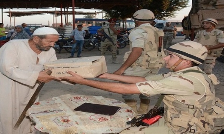 الجيش يوزع 50 ألف كرتونة مواد غذائية على أهالي شمال سيناء