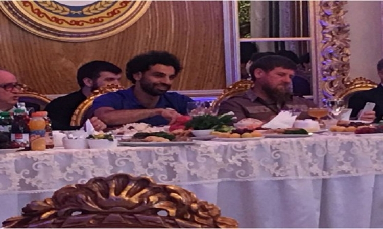 رئيس الشيشان يقيم مأدبة عشاء لبعثة المنتخب ويمنح “صلاح” حق المواطنة