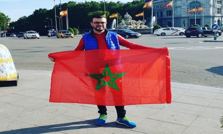 بالصور .. مغربيان يقطعان 9000 كلم بالسيارة لمساندة المنتخب المغربي في المونديال
