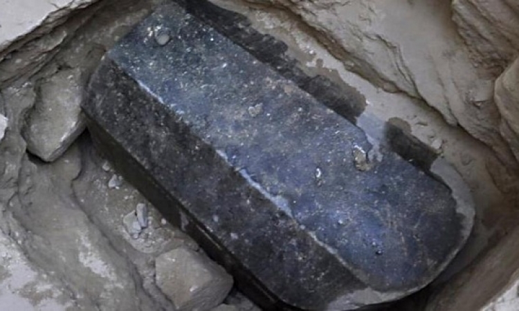 أمين الأعلى للآثار يتفقد تابوت الإسكندرية الأثرى