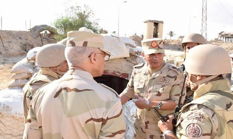 بالصور .. وزير الدفاع يتفقد قوات تأمين شمال سيناء ويشيد بالروح القتالية لأبطال القوات المسلحة والشرطة