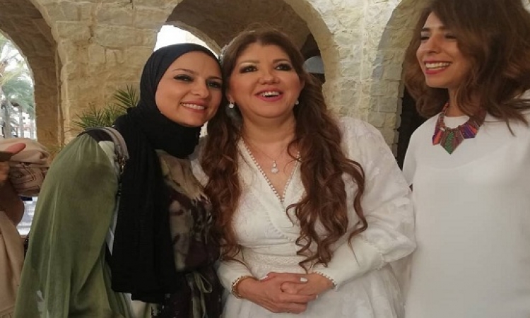 بالفيديو.. الإعلامية دعاء فاروق تحتفل بزواج رولا خرسا
