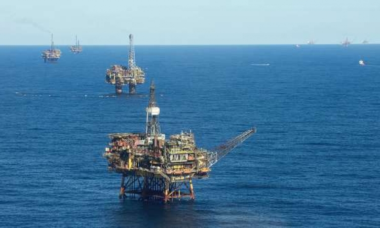 البترول تقترب من طرح أول مزايدة للبحث عن البترول والغاز بالبحر الأحمر