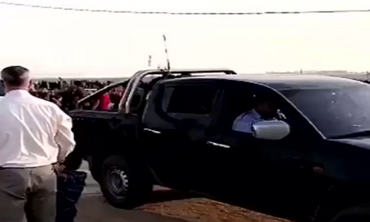 بالفيديو.. الفلسطينيون يقذفون موكب سفير قطر فى غزة بالحجارة