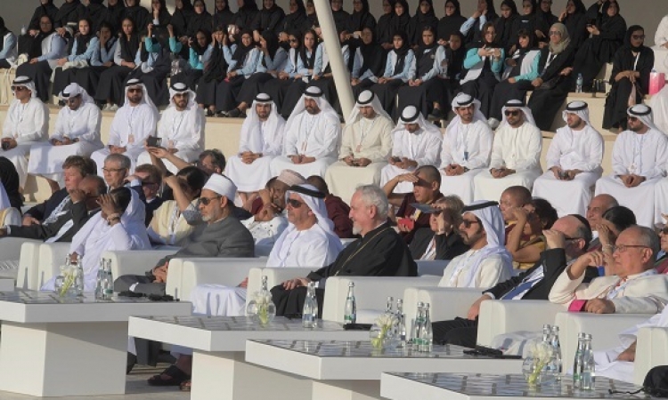 سيف بن زايد يشهد مصادقة قادة ملتقى الأديان على “بيان أبوظبي” في واحة الكرامة