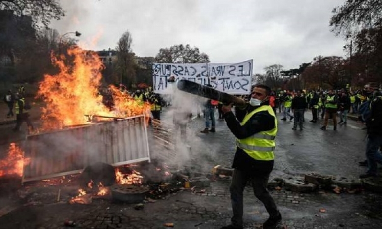 باريس تشتعل .. حرق سيارات ونهب متاجر فى احتجاجات السترات الصفراء