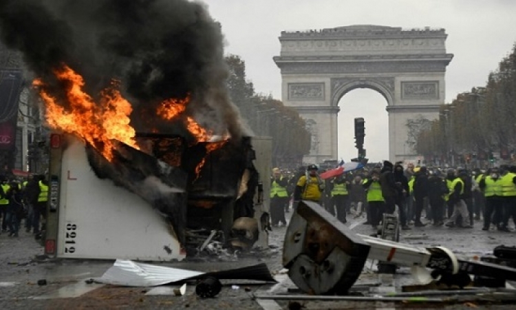 مواجهات عنيفة بين الشرطة الفرنسية ومتظاهرى السترات الصفراء