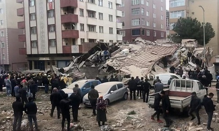 بالفيديو.. لحظة انهيار مبنى سكنى من 8 طوابق بتركيا
