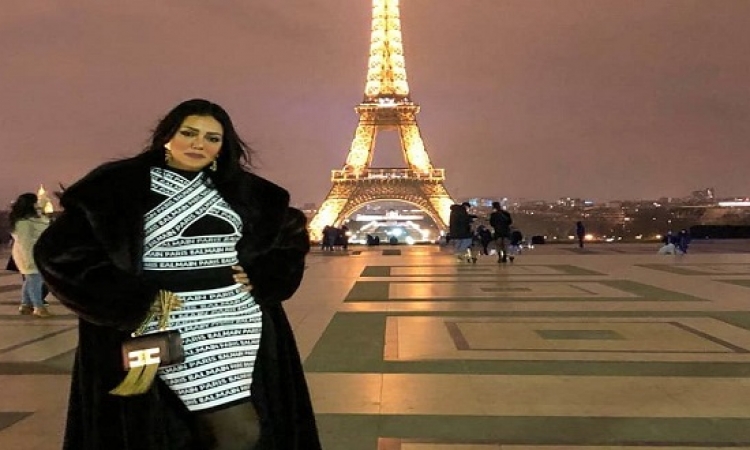 بالصور .. إطلالة راقية لرانيا يوسف أمام برج إيفل بباريس