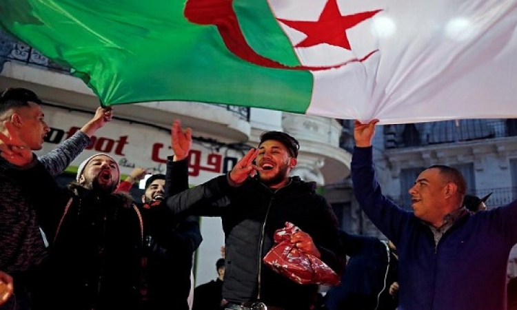 الجزائريون يحتفلون بإعلان بوتفليقة عدم الترشح لولاية خامسة