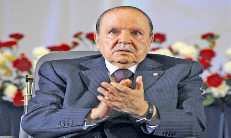 6 قرارات وتعهدين لبوتفليقة ينهيان حالة الانسداد بالشارع السياسي الجزائري