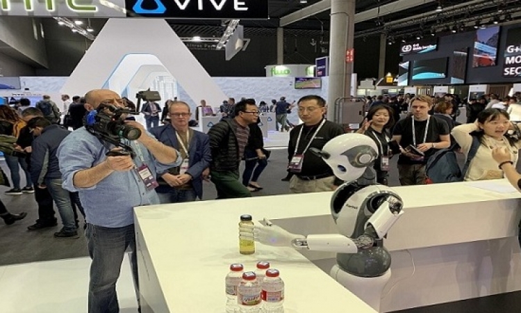 إنفوس تكشف عن الروبوت الذكيّ إكس آر 1 خلال المؤتمر العالمي للجوّال