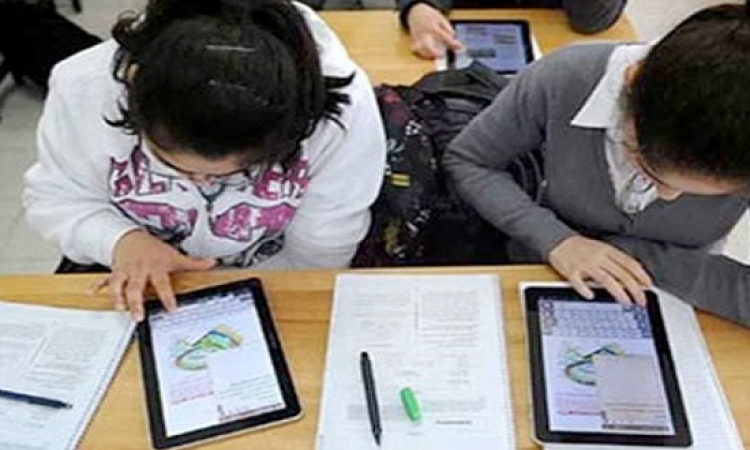 طلاب الصف الأول الثانوى يؤدون امتحان الكيمياء إلكترونيًا وورقيًا
