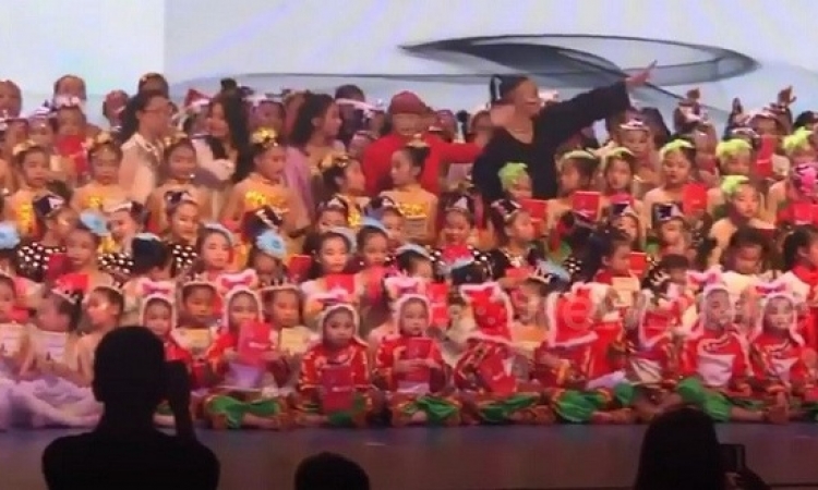بالفيديو .. لحظة سقوط خشبة مسرح بمئات الأطفال فى الصين
