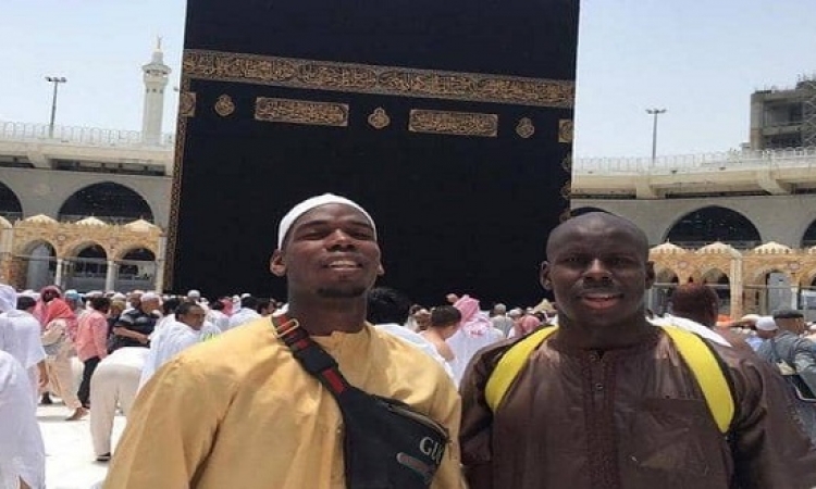 بوغبا يترك الجدل الرياضى ويتجه إلى مكة