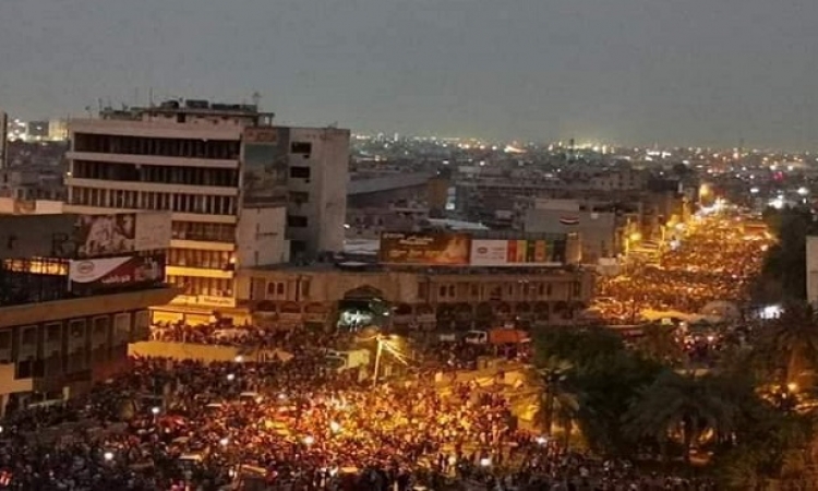 آلاف العراقيين يتحدون حظر التجول فى بغداد