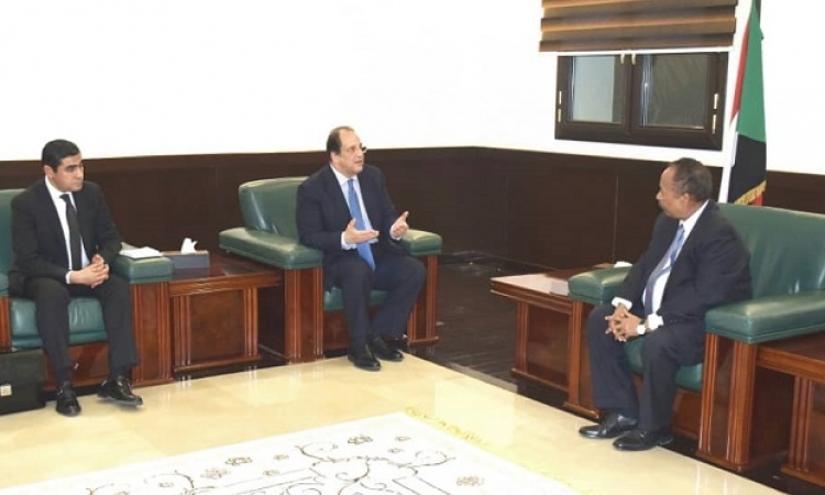 اللواء عباس كامل يطمئن على رئيس وزراء السودان ويُبلغه تحيات وتضامن الرئيس السيسى