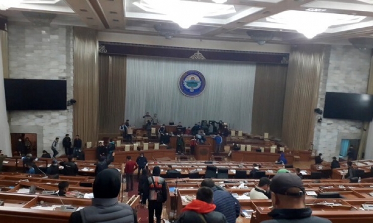 المعارضة فى قرغيزيا تعلن حل البرلمان وإدارتها لجميع السلطات فى البلاد