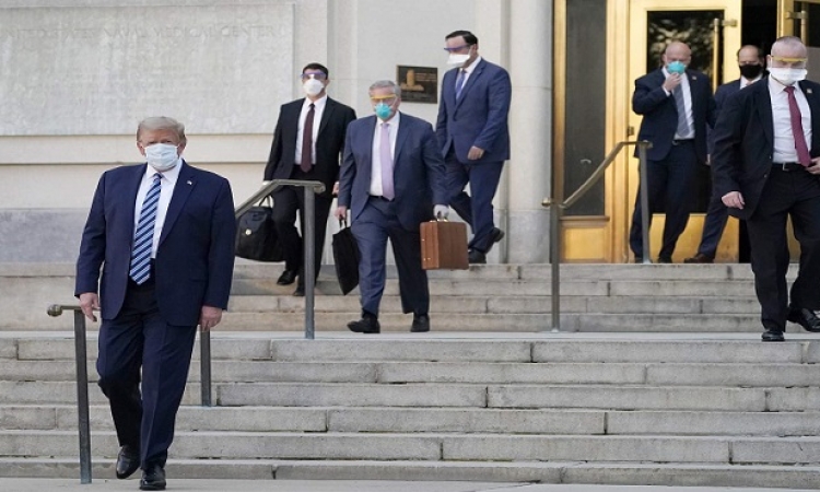 ترامب يغادر المستشفى العسكرى ويعود للبيت الأبيض بعد علاجه من كورونا