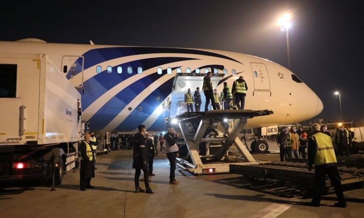وصول شحنة جديدة من لقاح فيروس كورونا الصينى إلى مطار القاهرة