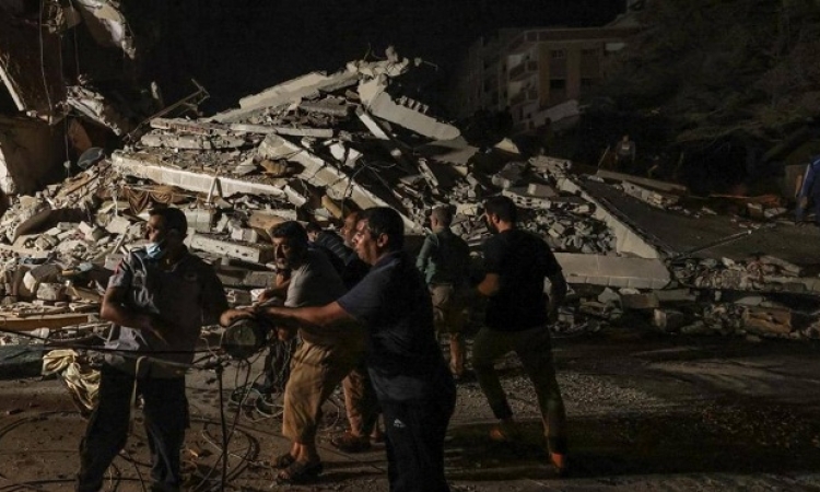 استشهاد 7 فلسطينيين من عائلة واحدة بينهم 5 أطفال في قصف إسرائيلى على مبانى سكنية غرب غزة