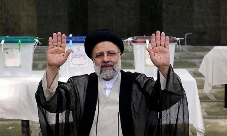 رسمياً .. إبراهيم رئيسي رئيساً جديداً لإيران بعد فوزه بنسبة 62 %