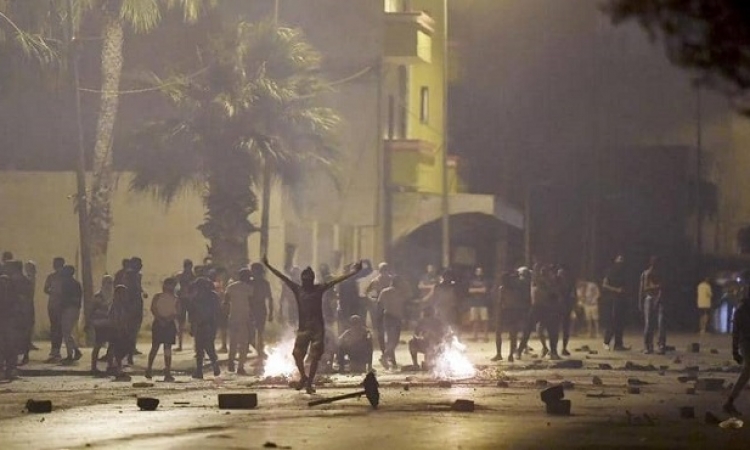 مواجهات ليلية عنيفة بين محتجين غاضبين والشرطة التونسية