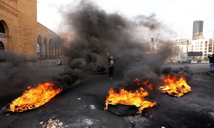 محتجون لبنانيون غاضبون يقطعون الطرقات فى بيروت وطرابلس احتجاجاً على تردي الوضع الاقتصادى والمعيشى