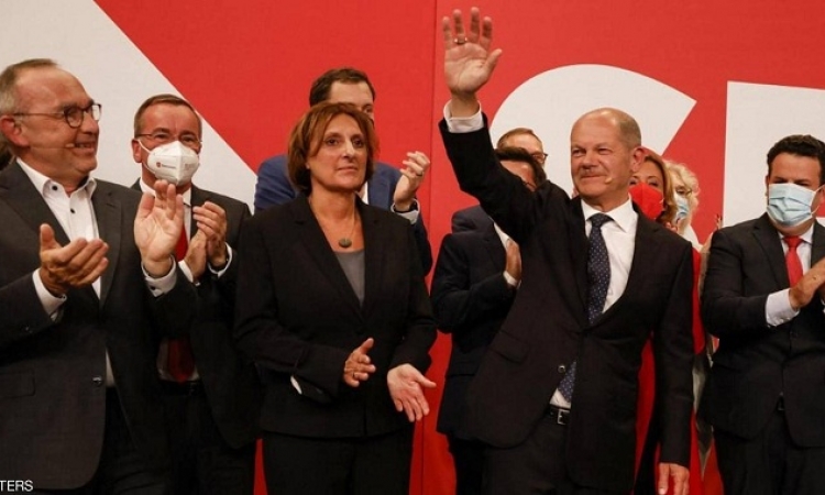 الاشتراكي الديمقراطي يفوز بالانتخابات الألمانية وينهي حكم المحافظين المستمر منذ 16 عاماً
