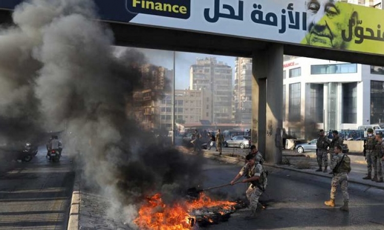 عودة الاحتجاجات وقطع الطرق في العاصمة بيروت احتجاجاً على تردى الاوضاع المعيشية